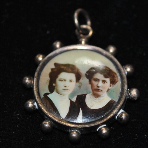 Antique Edwardian 1900s Colored Photo Pendant Depicting Two Women - Picture 2 of 12